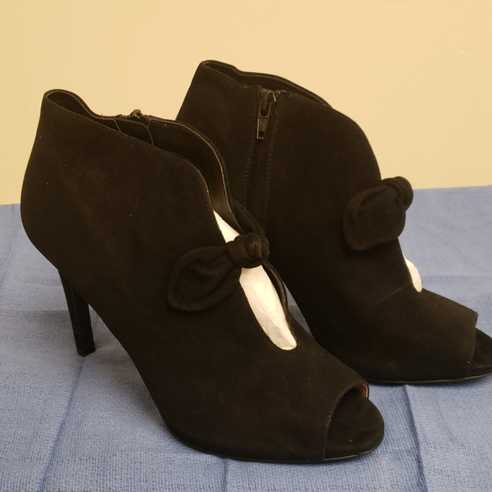 MICHAEL Kors open toes upper leather shoe. Beautif